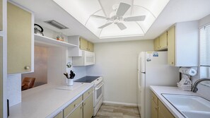 Réfrigérateur, four à micro-ondes, un four, surface de cuisson