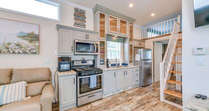 Waterfront Lake Norman Cabin w/ Screened Porch!