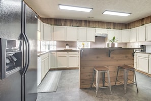 Fridge, microwave, stovetop, dishwasher