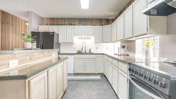 Fridge, microwave, stovetop, dishwasher