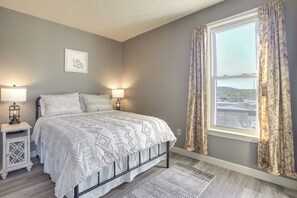 2 عدّة غرف نوم ومكتب وخدمة الإنترنت وملاءات أسرّة