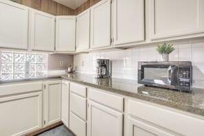 Frigorífic, microones, placa de cuina i rentaplats