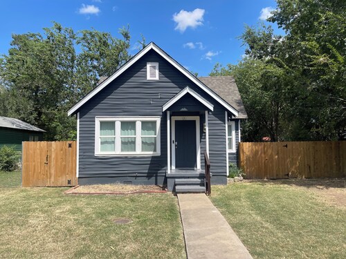 Charming 2-bedroom bungalow close to OU campus & hospitals.