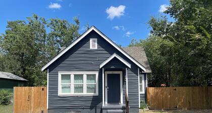 Charming 2-bedroom bungalow close to OU campus & hospitals.