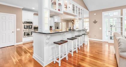 Spacious & Private Retreat Near Downtown & NC Zoo!