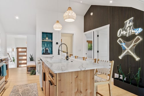 Oar House- Hot Tub, 12 Minutes to Crystal Mountain