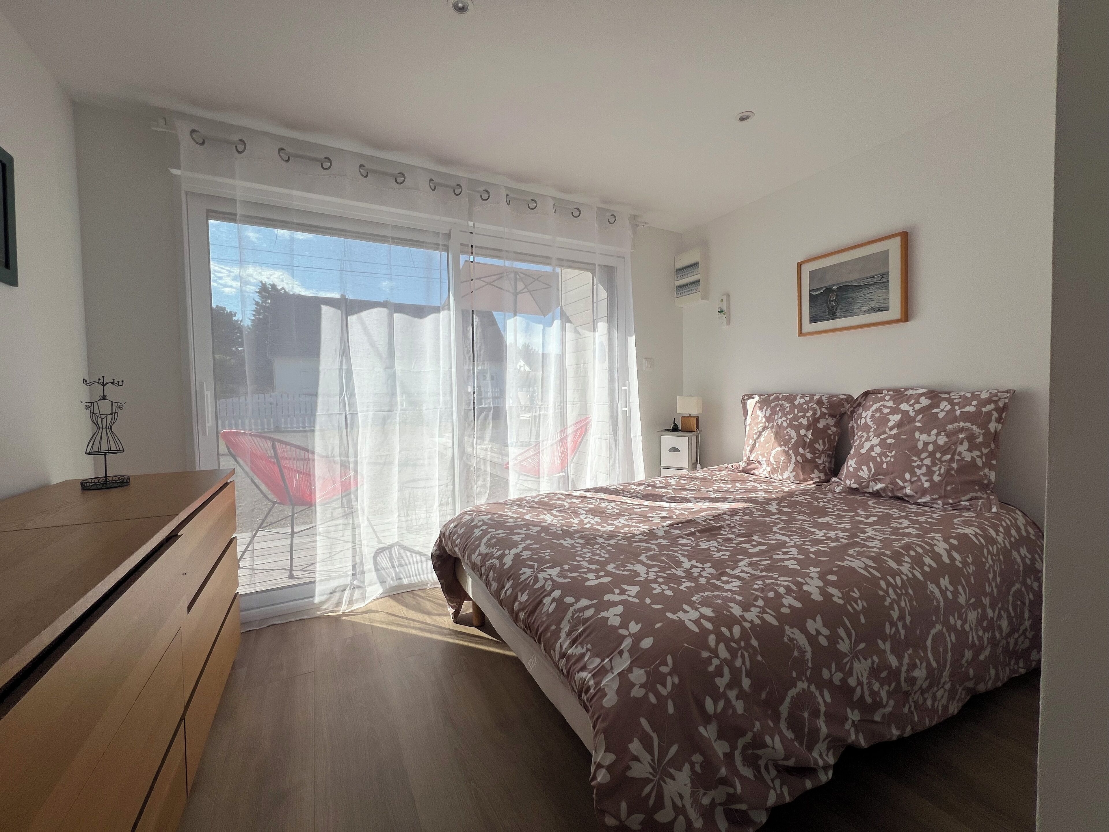 3 habitaciones, tabla de planchar con plancha, wifi y ropa de cama 
