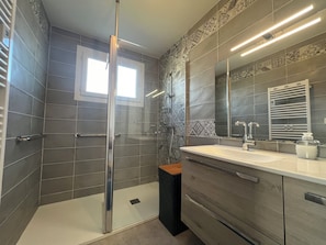 Douche, séchoir à cheveux, serviettes fournies, savon