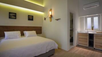 Deluxe Double or Twin Room | In-room safe, desk, blackout curtains, soundproofing