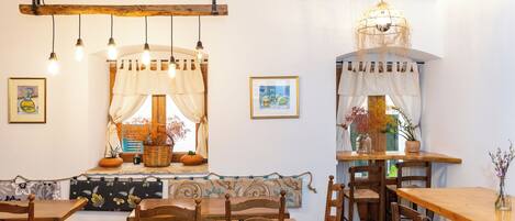 Petit déjeuner complet compris tous les jours