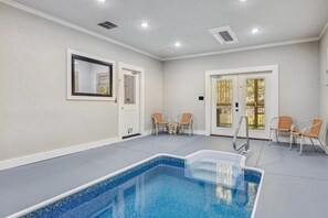 Piscina interna, piscina aquecida