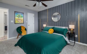 3 chambres, bureau, fer et planche à repasser, lit de bébé portatif