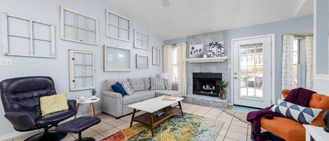 Televisor intel·ligent, llar de foc i llibres