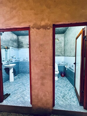 Chuveiro, secador de cabelo, bidê, toalhas de banho