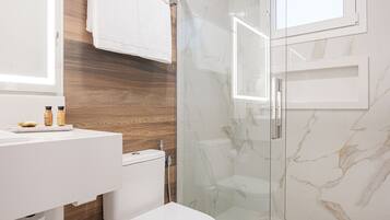 Executive-huone | Kylpyhuone | Suihku, ilmaiset hygieniatuotteet, hiustenkuivaaja, pyyhkeet