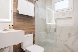 Ducha, artículos de tocador gratuitos, secador de pelo, toallas
