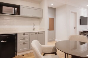 Family Studio | Private kitchen | Microwave - Hotel Kindermann Chapecó - Hotel Novo (Chapecó)