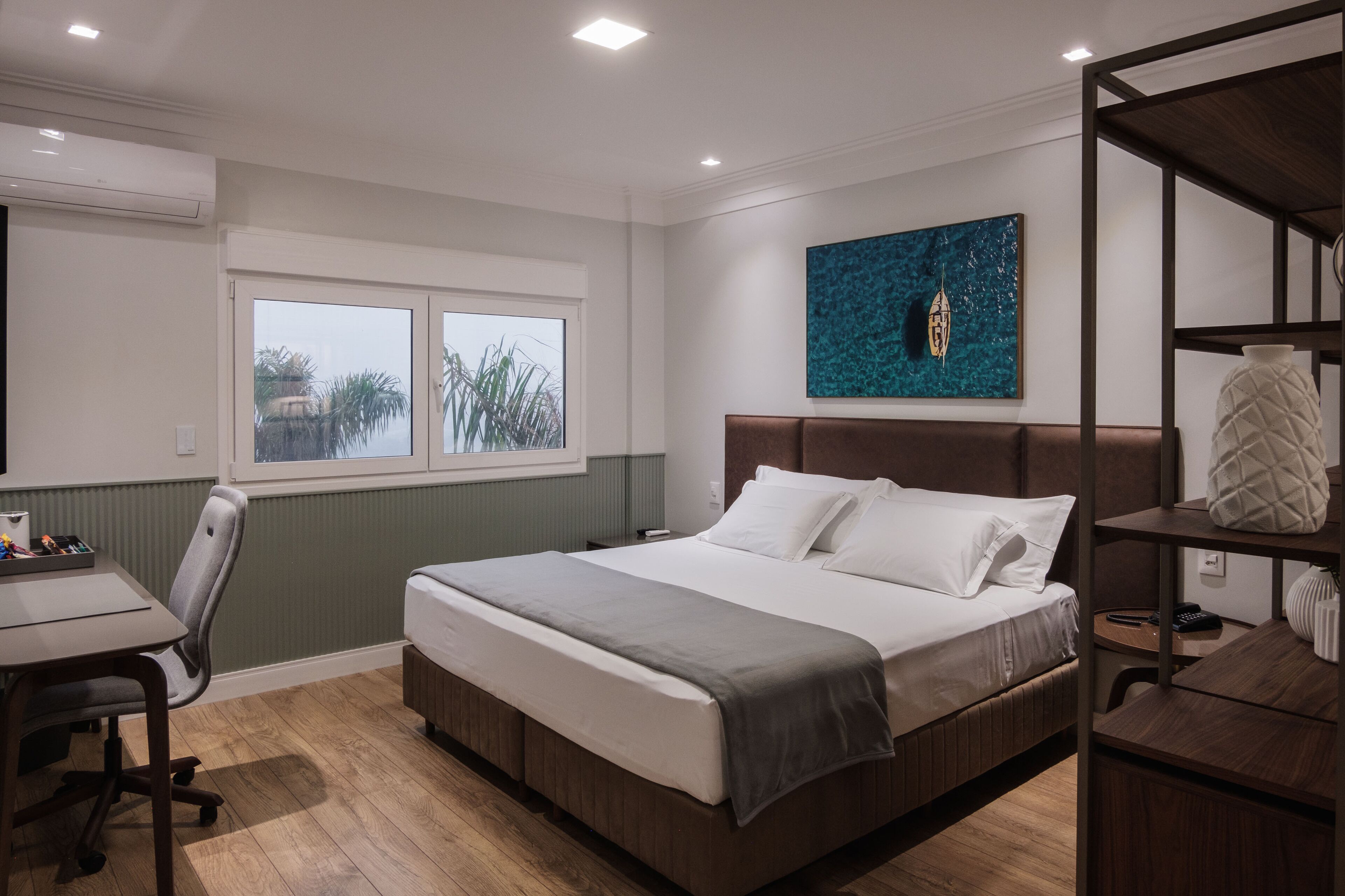 Perhestudio | Tallelokero huoneessa, työpöytä