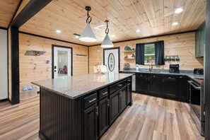 Diskmaskin, mixer, grytor/köksredskap och kryddor