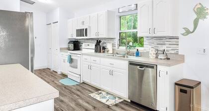 Private Crystal River Getaway Minutes to Springs!