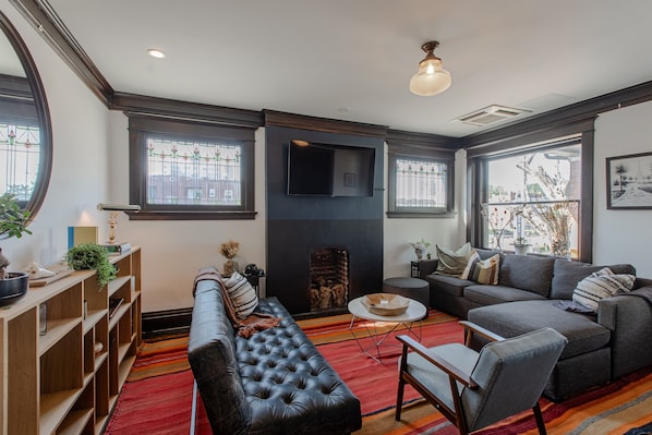 Smart TV, books, stereo