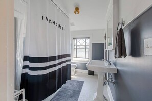 Douche, sèche-cheveux, serviettes fournies