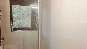 Douche, sĂšche-cheveux, savon, papier toilette