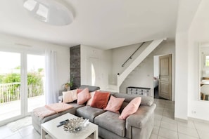 TV, fireplace, stereo