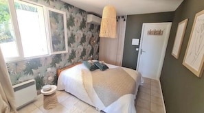 1 dormitorio, tabla de planchar con plancha, wifi y ropa de cama