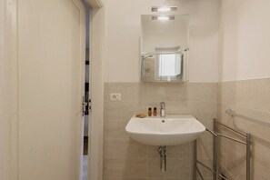 Comfort Studio | Bathroom | Free toiletries, towels, shampoo, toilet paper - Calza by Mmega (Florence)