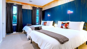 A hotel room with two beds, dark blue walls, and a neon shoe sign. - Queen s Gambit - 7 min Uber to Downtown ATX (Austin)