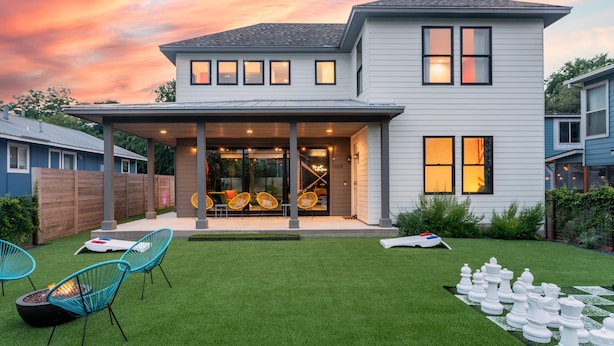 A modern two-story house with a covered patio, a fire pit, and outdoor seating. - Queen s Gambit - 7 min Uber to Downtown ATX (Austin)