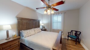 3 bedrooms, iron/ironing board, WiFi, bed sheets - Custom Built home in Lake Charles (Lake Charles)