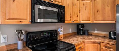 Cafetera y tetera, refrigerador, microondas y horno