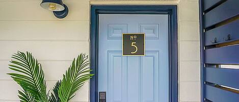 Una puerta azul claro con una placa que indica