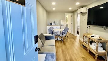 Family Suite, 2 Bedrooms, Non Smoking, Pets Allowed | Blackout drapes, free WiFi