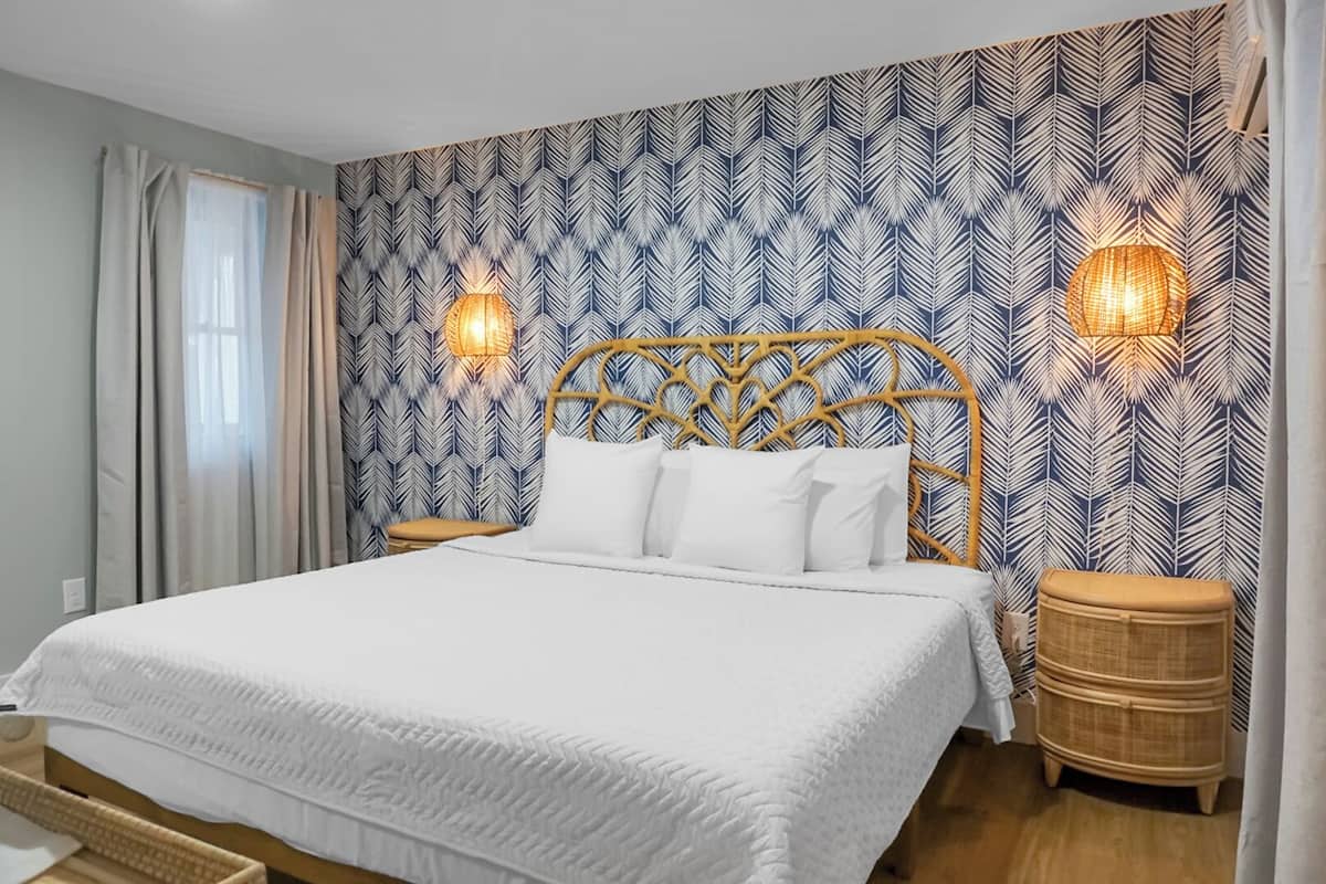 Single Room, 1 King Bed, Non Smoking, Pets Allowed | Blackout drapes, free WiFi
