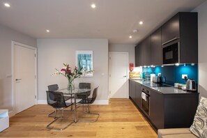 Apartamento luxo | Cozinha privada | Frigobar, micro-ondas, fogão, cooktop