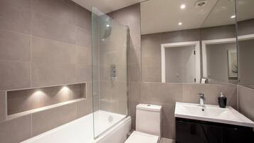 Deluxe Apartment | Bathroom | Free toiletries, hair dryer, towels, toilet paper
