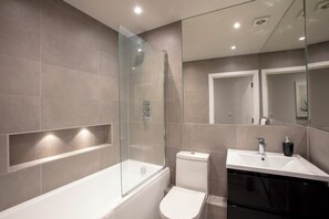 Apartamento luxo | Banheiro | Produtos de toalete grátis, secador de cabelo, toalhas de banho 