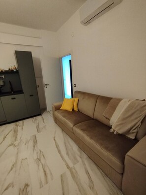 Apartamento luxo, sacada, vista para a cidade | Área de estar | TV de tela plana