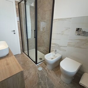 Apartamento luxo, sacada, vista para a cidade | Banheiro | Produtos de toalete grátis, secador de cabelo, toalhas de banho 