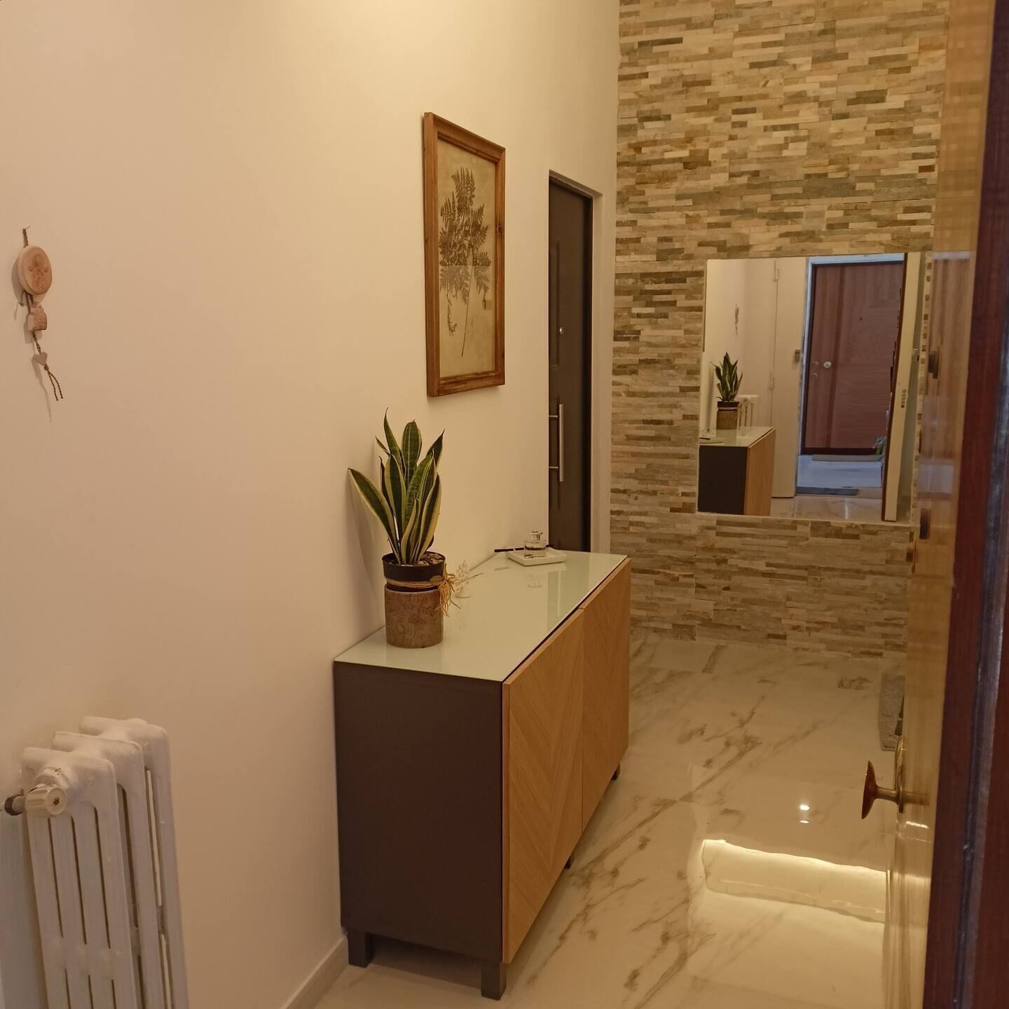 Appartamento Deluxe, balcone, vista città | Area soggiorno | TV a schermo piatto