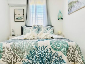 Tabla de planchar con plancha, wifi, ropa de cama