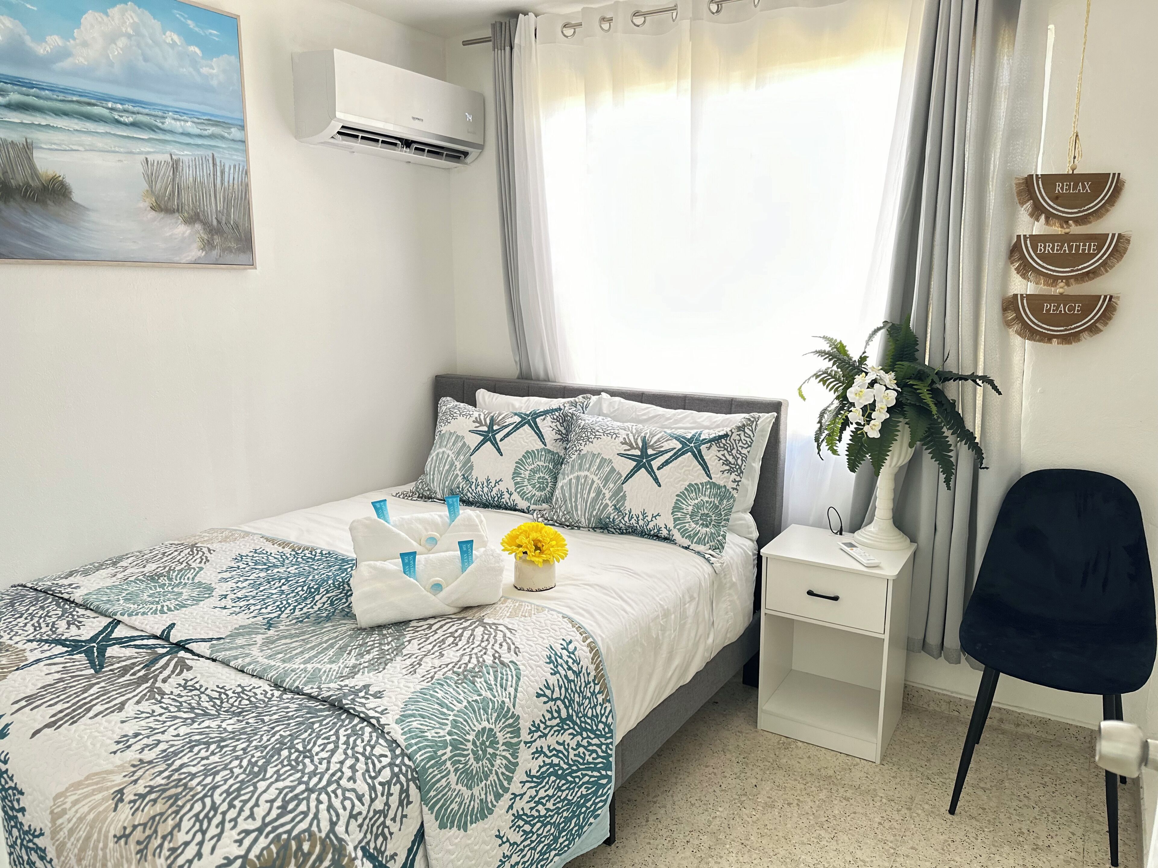 5 عدّة غ رف نوم ومكواة/لوح كي وواي فاي وملاءات أسرّة