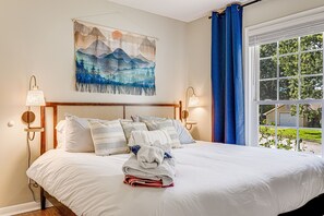 5 bedrooms, desk, iron/ironing board, travel crib