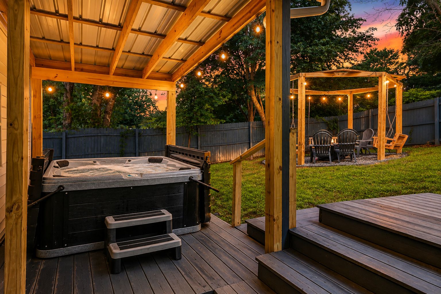 Un jacuzzi bajo una pérgola de madera con luces colgantes, una terraza y un pabellón en un patio trasero.