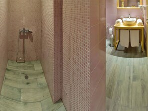 Habitación triple familiar, vistas al lago | Baño | Secador de pelo, zapatillas, toallas y jabón