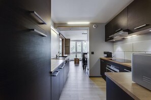 Jääkaappi, mikroaaltouuni, uuni, astianpesukone