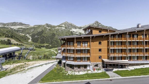 A multi-story hotel with balconies, set against a mountainous backdrop. - 200m from ski slopes, 5th floor, balcony, tv, 43m², Les Arcs (Les Arcs)